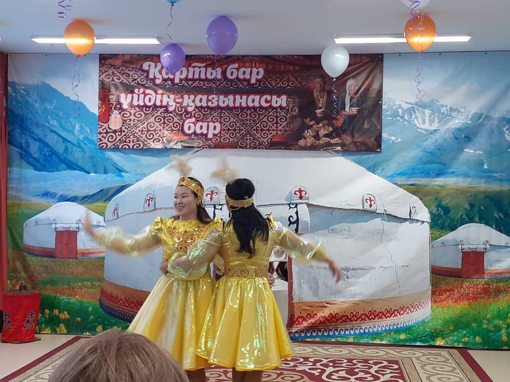 БАЛАБАҚШАМЫЗДА "ҚАРТТАР КҮНІ" МЕРЕКЕСІНЕ ОРАЙ "ҚАРТЫ БАРДЫҢ-ҚАЗЫНАСЫ БАР" АТТЫ ІС-ШАРА БОЛЫП ӨТТІ.  МАҚСАТЫ: БАЛАЛАРДЫ ҮЛКЕНГЕ ҚҰРМЕТ КӨРСЕТІП, ҮЛКЕНДІ СЫЙЛАУҒА ТӘРБИЕЛЕУ. ҮЛКЕННІҢ АҚЫЛЫН ТЫҢДАП, СӨЗІ