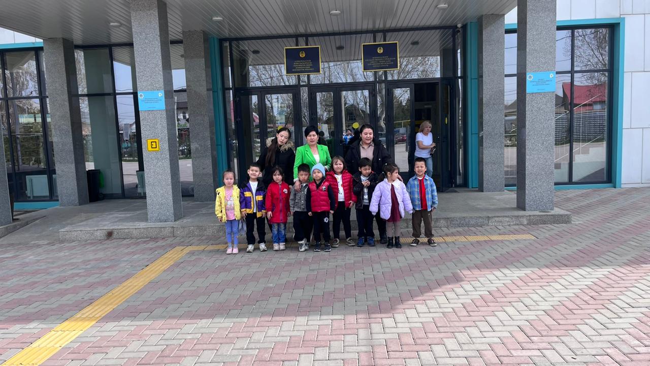 Мектепке баратын топтың тәрбиеленушілерін саяхатқа апару.